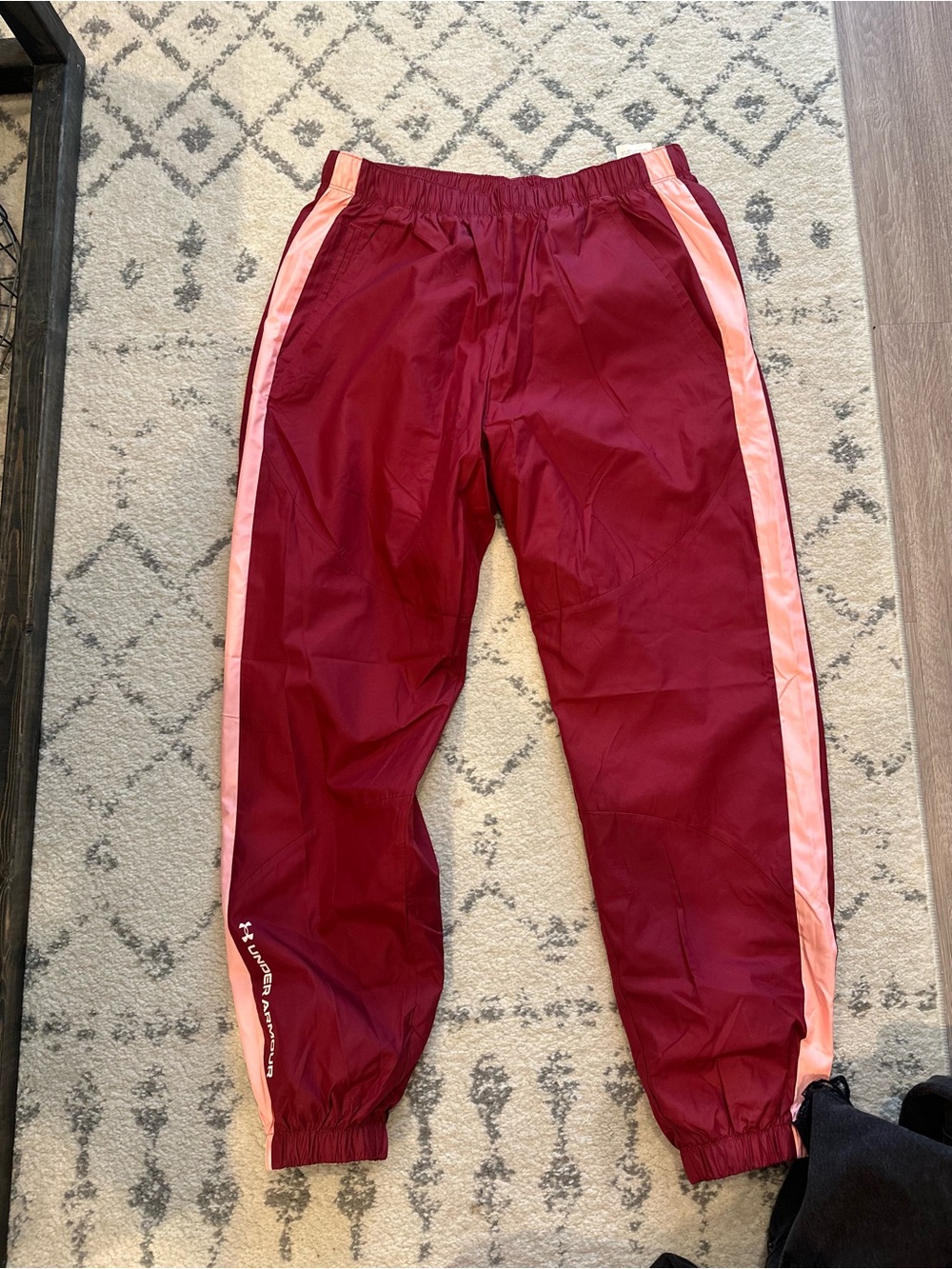 NEW Women’s Under Armour Burgundy Joggers with Pink Side Stripes. Size Medium